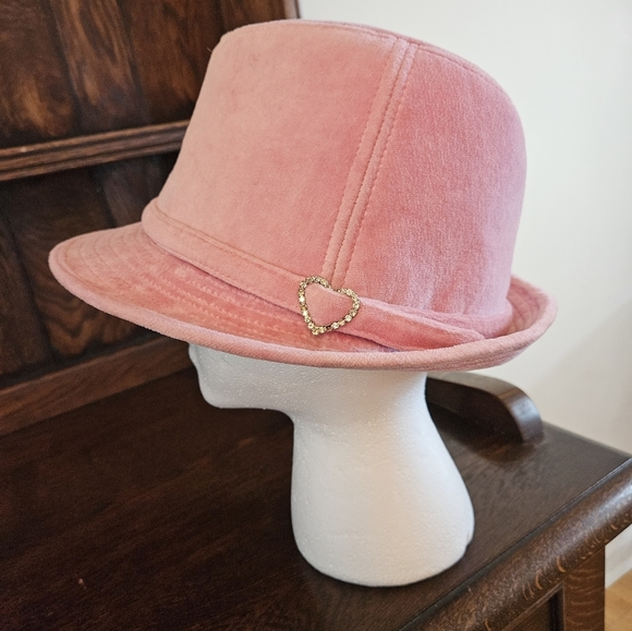 Pink Fedora hat cute heart accent. - Picture 7 of 11
